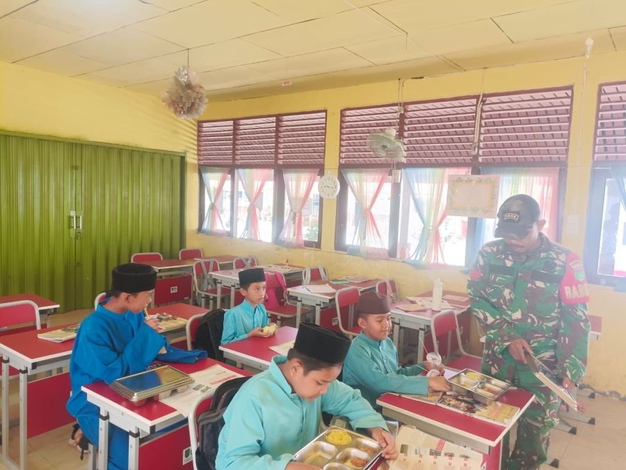 Kopka RH Tambunan Dekat dengan Siswa Saat Dampingi Program MBG