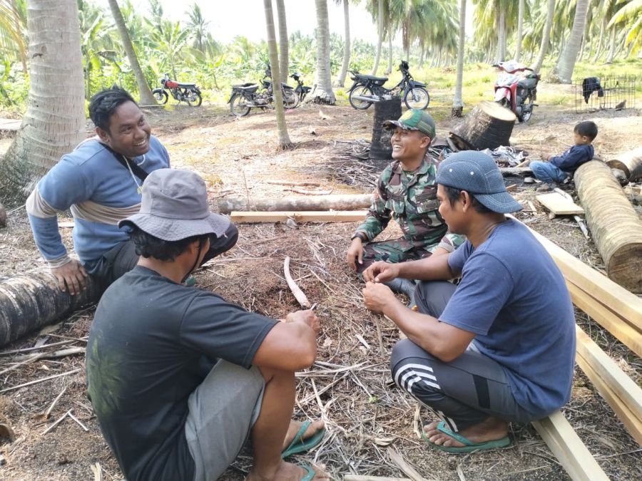 KOPRAL KEPALA MASRAN AJARI WARGA UNTUK BERTANI KELAPA