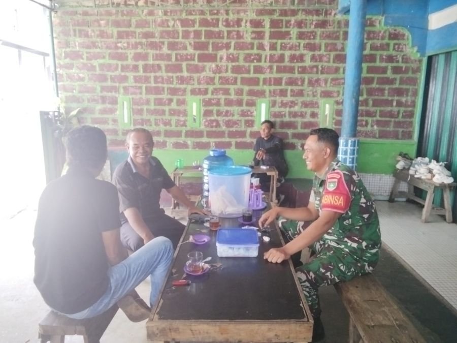 Koptu Budiono Perkuat Silaturahmi Babinsa dan Ketua RT di Sungai Lakam Barat