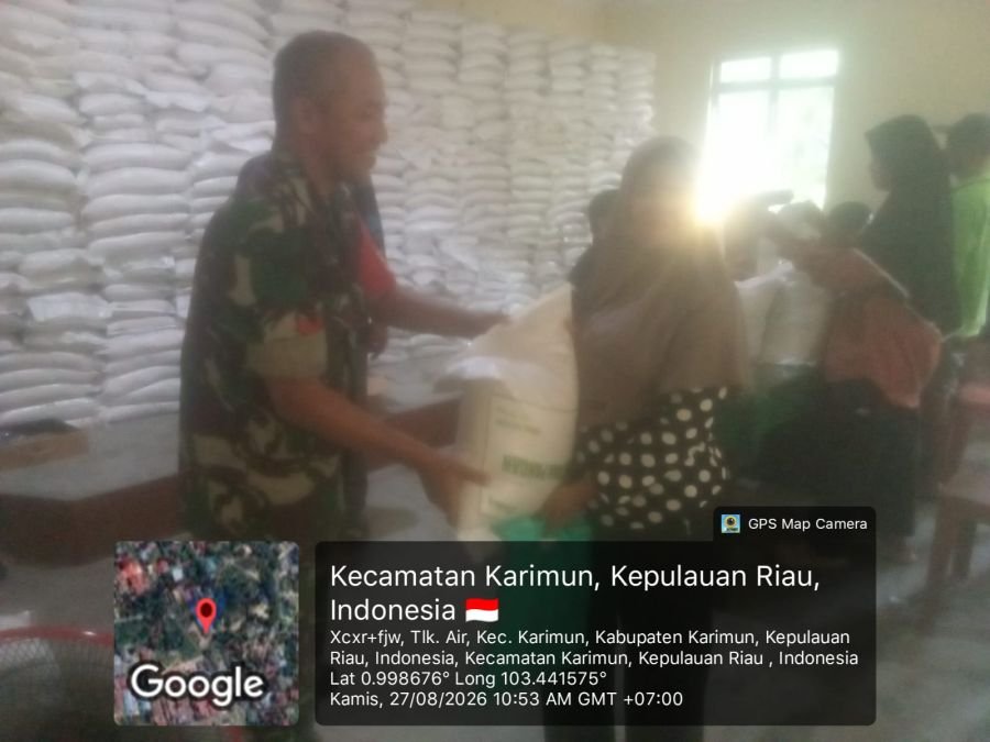 Koptu Carpawi Kawal Penyaluran Beras Bulog untuk Warga Kecamatan Karimun