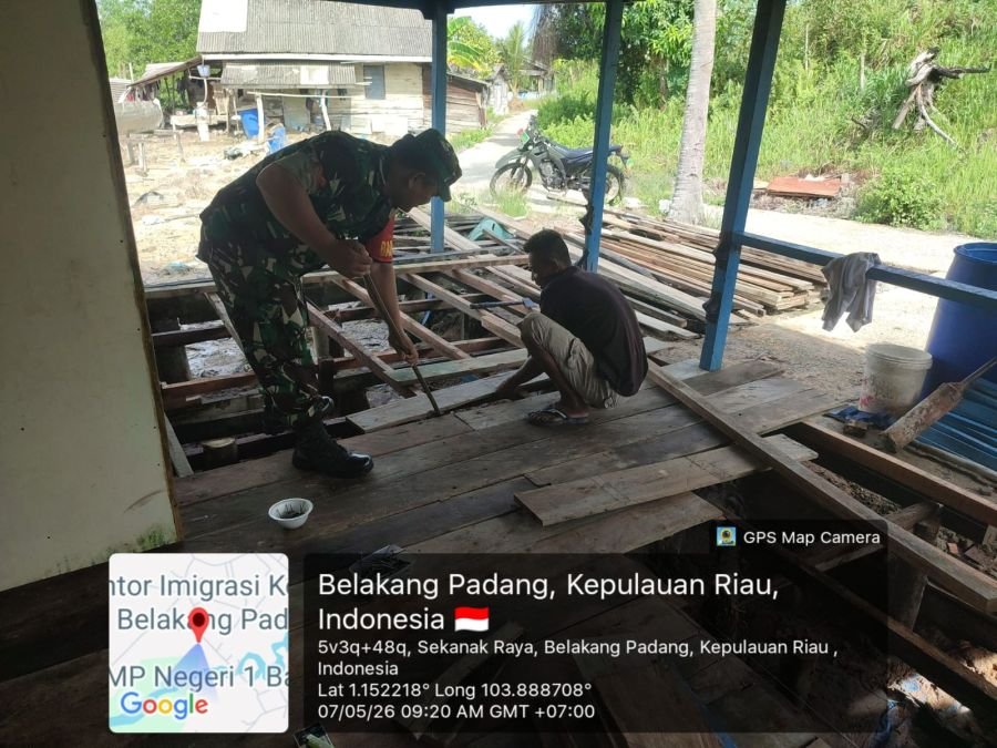 Koptu Dedi Bantu Perbaikan Rumah Warga di Kampung Tengah