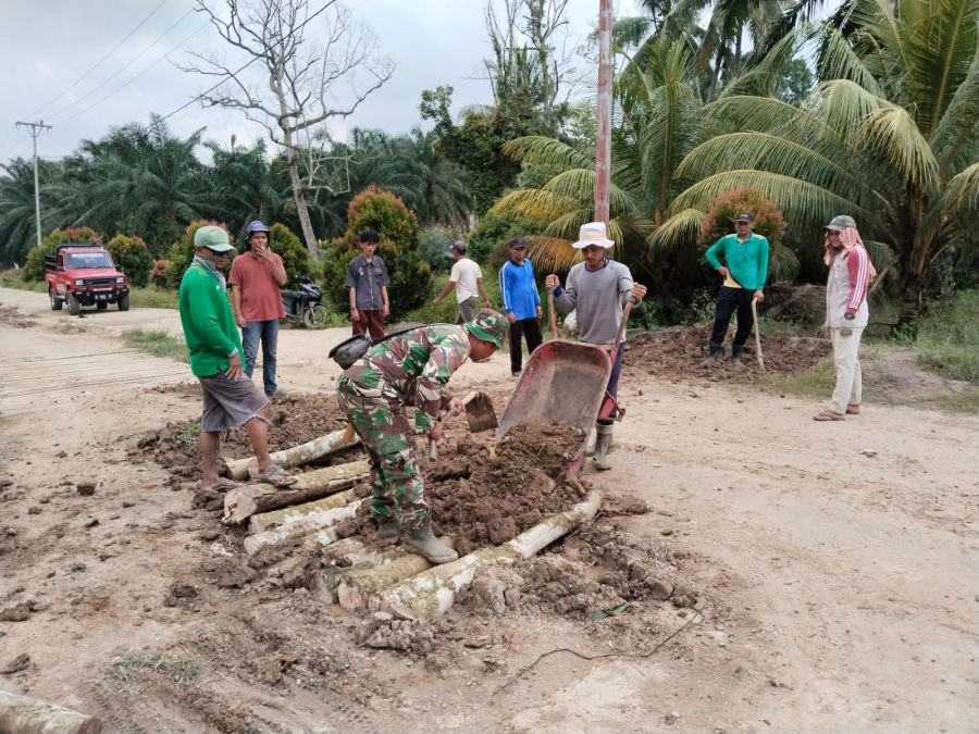 Koptu Erwin Bersama Warga Gotong Royong, Perkuat Kebersamaan di Desa Suka Damai