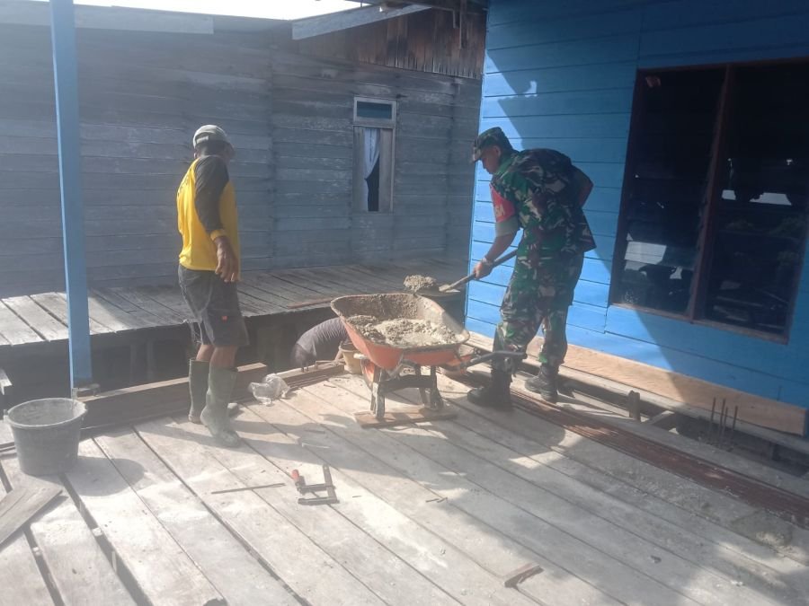 Koptu Fian Hendratmo Komsos Sambil Bantu Warga di Letung, Ingatkan Keselamatan dan Kerukunan