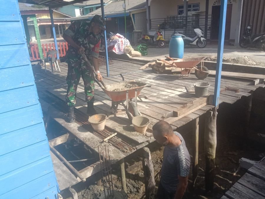 Koptu Fian Hendratmo Pererat Silaturahmi Lewat Komsos Saat Bantu Warga Perbaiki Tiang Rumah