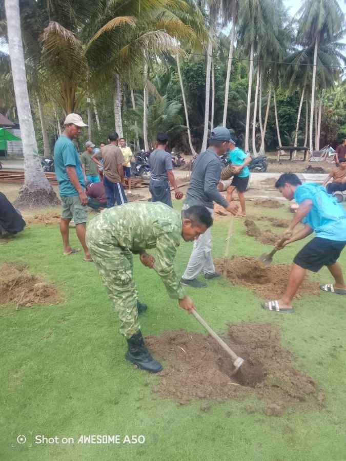 Koptu Hafit heriadi, melaksanakan kegiatan komunikasi sosial (Komsos) dengan membantu warga yg lagi