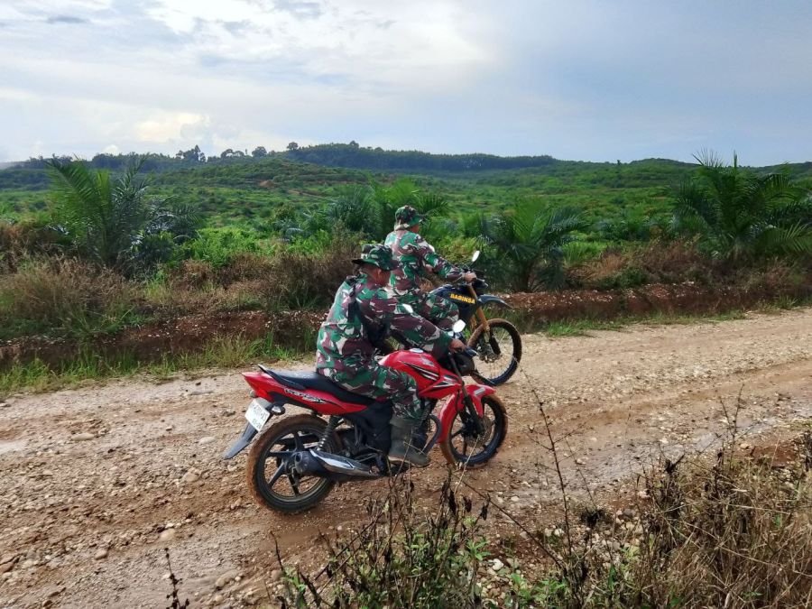 Koptu Irwan Bersama Rekan Babinsa Patroli Karhutla di Desa Pesikaian, Tingkatkan Kesiapsiagaan.