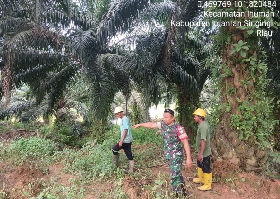 Koptu Irwan Bersama Warga Laksanakan Patroli Karhutla di Desa Lebuh Lurus