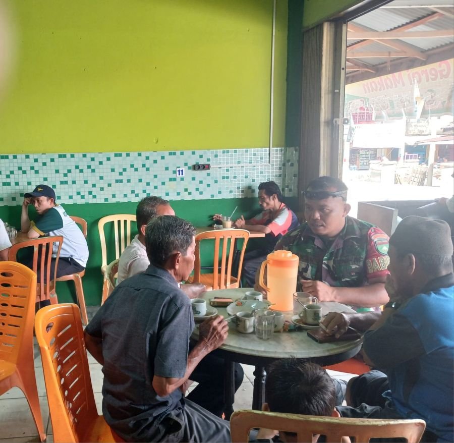 Koptu Irwan Jalin Keakraban dengan Warga Melalui Komsos di Kedai Kopi Desa Pulau Busuk