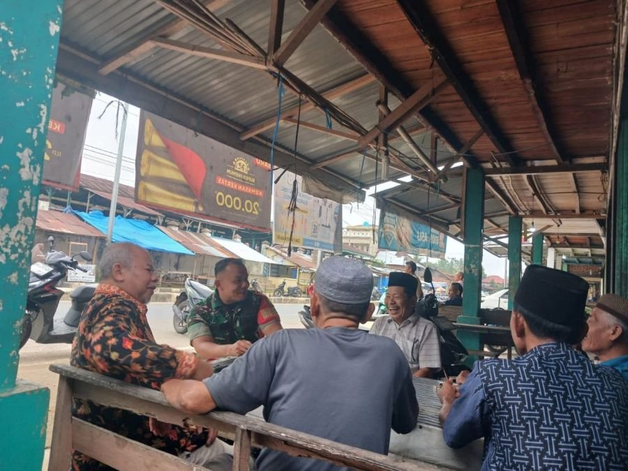 Koptu Irwan Jalin Keakraban dengan Warga Melalui Komunikasi Sosial Penuh Canda Tawa