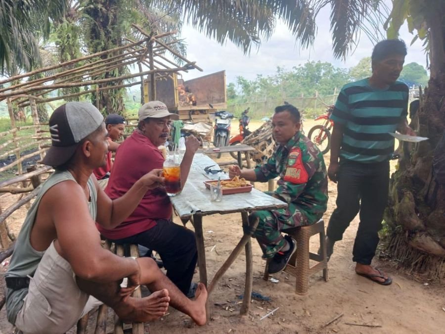 Koptu Irwan Jalin Komsos Bersama Warga Sebelum Beraktivitas ke Kebun
