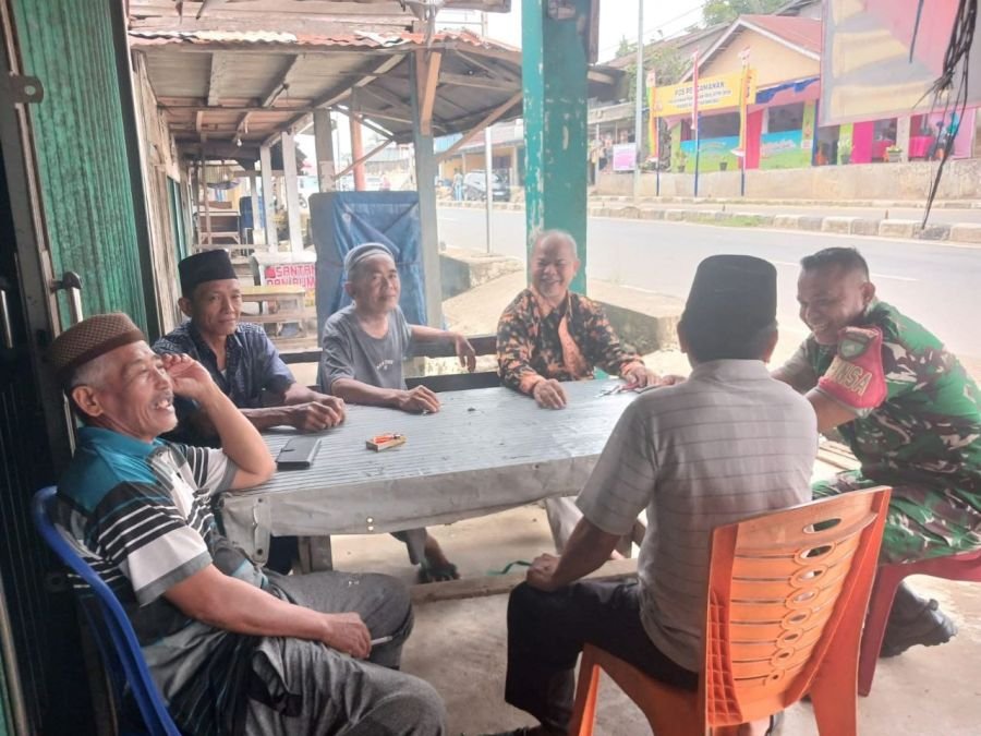 Koptu Irwan Jalin Komsos Bersama Warga Pasar Inuman