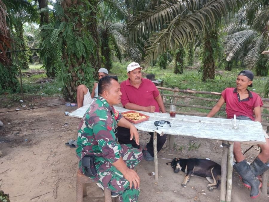 Koptu Irwan Jalin Komsos Bersama Warga Saat Sarapan Pagi Sebelum Berangkat ke Kebun