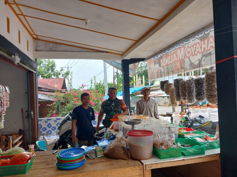 Koptu Irwan Jalin Komsos dengan Pelaku UMKM di Kedai Bumbu Dapur Desa Kampung Baru Timur