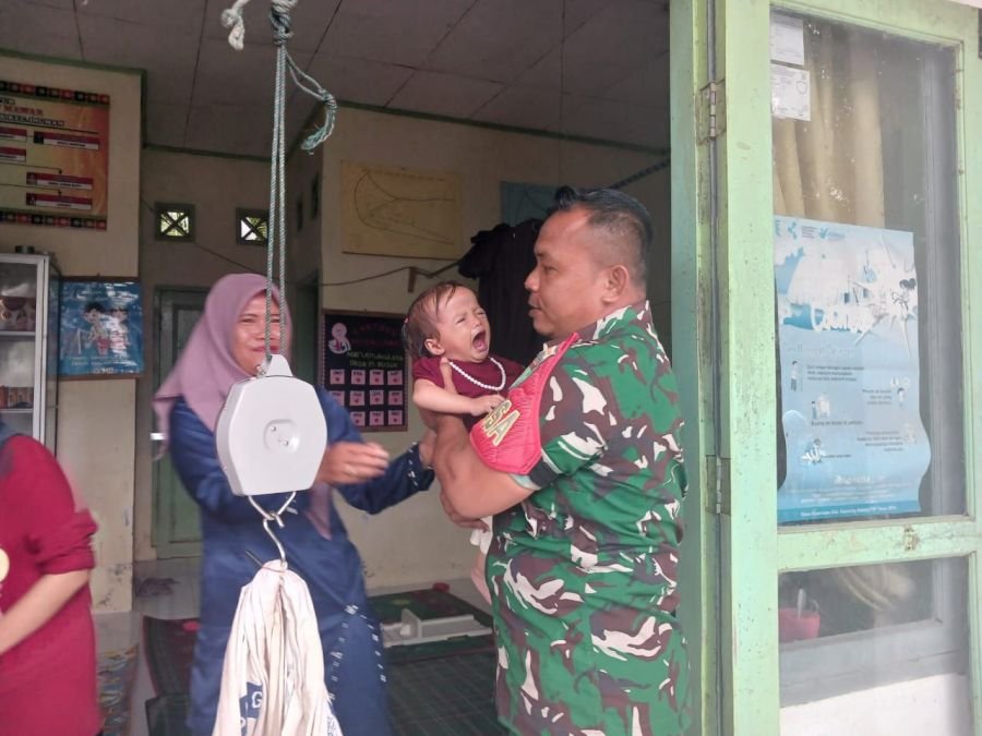 Koptu Irwan Kawal Pelaksanaan Posyandu di Desa Pulau Busuk Jaya