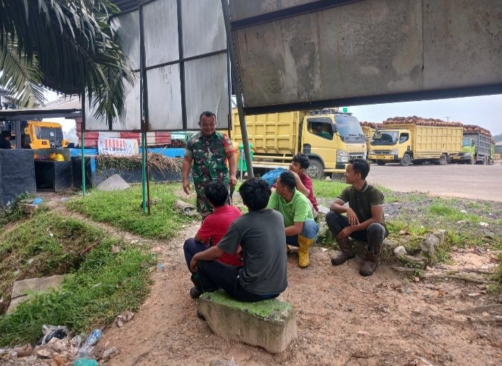 Koptu Irwan Laksanakan Komsos Bersama Karyawan PT Pengolahan Kelapa Sawit