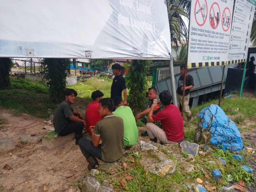 Koptu Irwan Laksanakan Komsos bersama Buruh Kelapa Sawit di PT. GSL Kecamatan Inuman