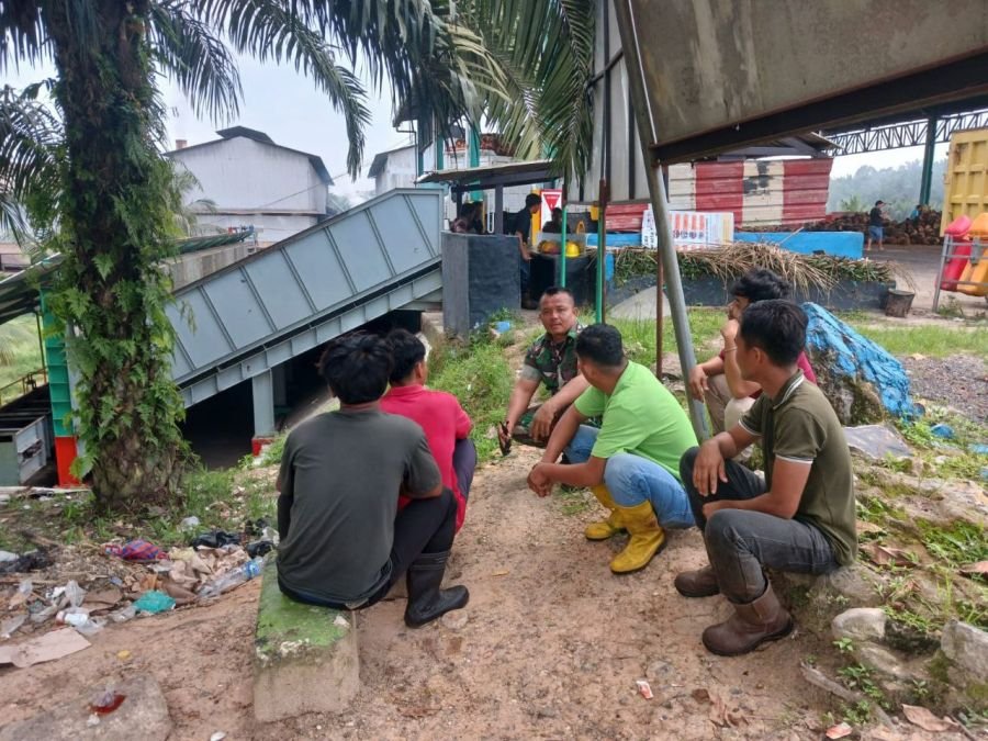 Koptu Irwan Pererat Silaturahmi Melalui Komsos Bersama Karyawan Muat PT GSL Jelang Sholat Jumat