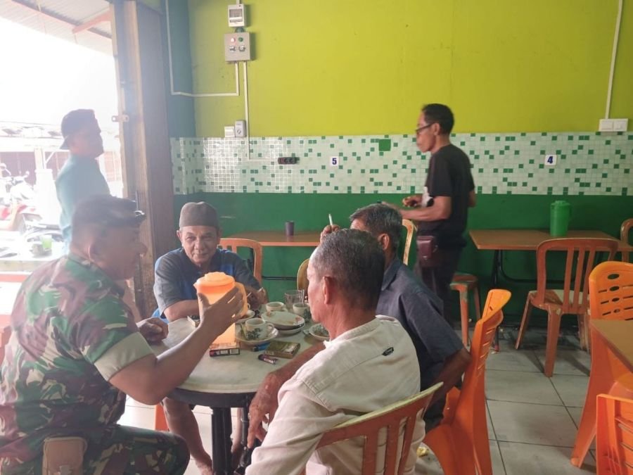 Koptu Irwan Pererat Silaturahmi Melalui Komsos di Warung Kopi Warga Kelurahan Pasar Cerenti