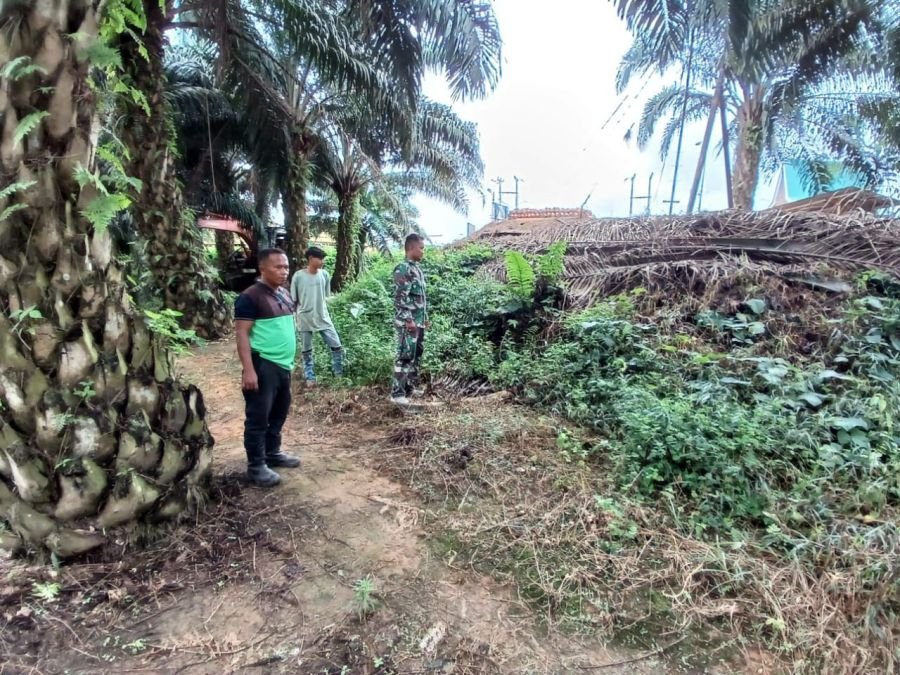 Koptu Junedi Aktif laksanakan Patroli Karhutla bersama warga di Desa Kampung Baru Timur
