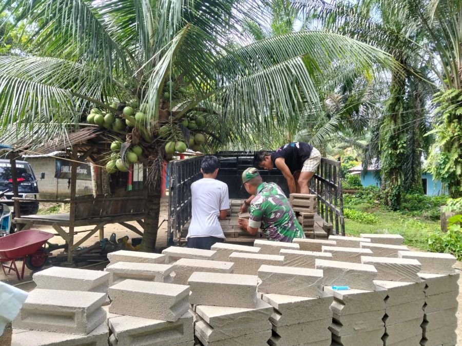 Koptu Junedi Bantu Pengrajin Batako Angkat Hasil Produksi di Desa Kampung Baru Timur