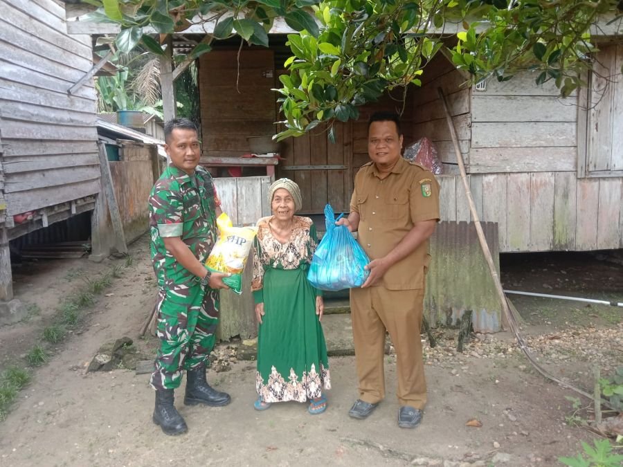 Koptu Junedi Berikan Bantuan Sembako kepada Warga Kurang Mampu di Desa Pulau Panjang Cerenti