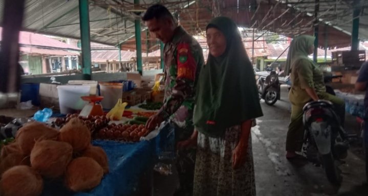 Koptu Junedi Cek Harga Sembako di Pasar Tradisional Cerenti