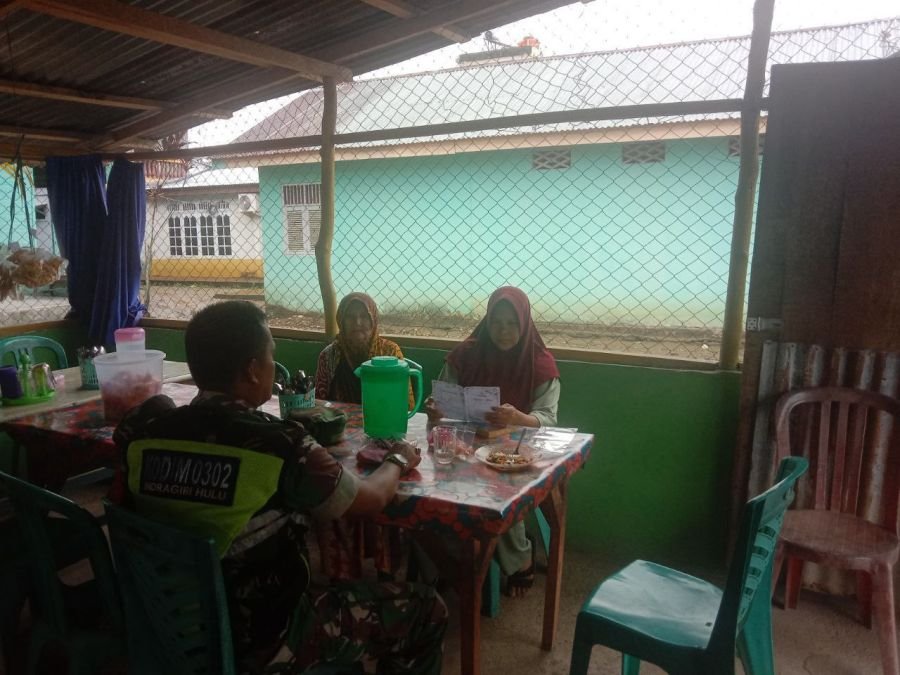Koptu Junedi Laksanakan Komsos Bersama Pedagang Sarapan Pagi di Desa Pulau Panjang