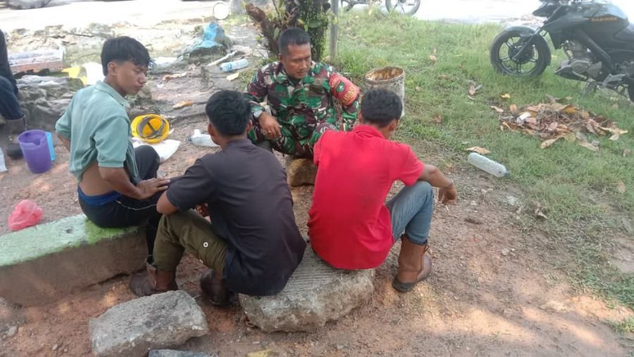 Koptu Junedi Manfaatkan Waktu Istirahat untuk Komsos Bersama Karyawan PT GSL