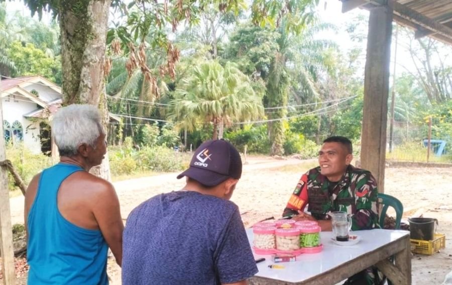 Koptu Mashuda Melaksanakan Komsos di Warung Kopi