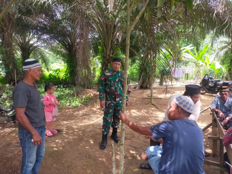 Koptu Nasrianto Babinsa 09/Kemuning Jalin Komunikasi Sosial dengan Tokoh Agama di Kemuning Muda