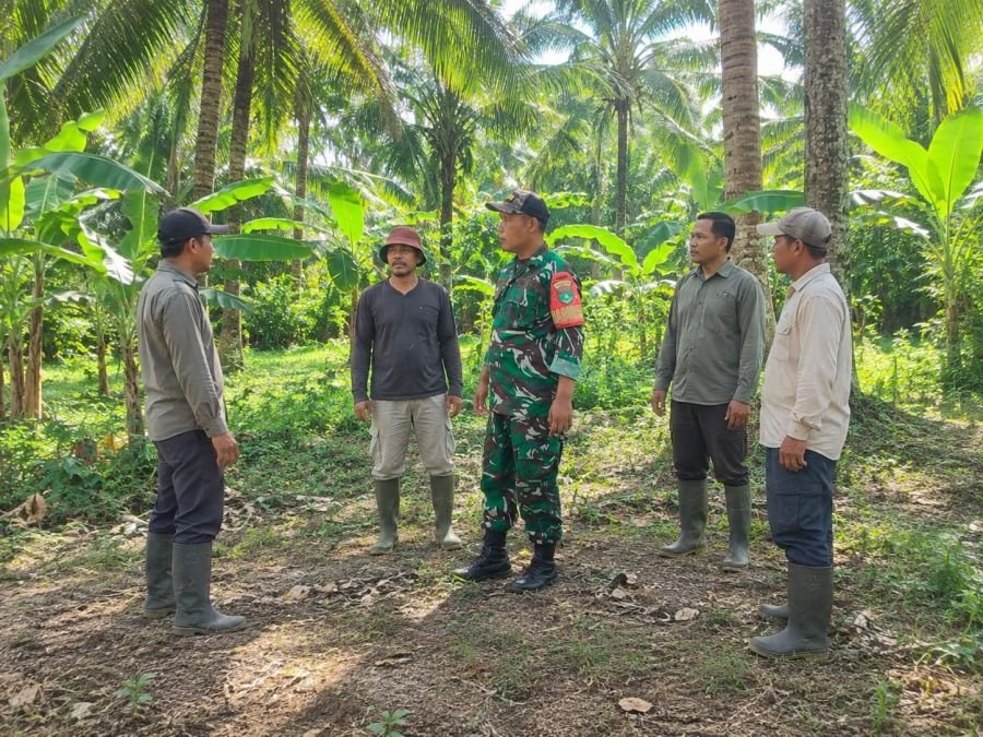 Koptu Nasrianto Patroli Tapal Batas dan Edukasi Warga Kemuning Tua Tentang Pencegahan Karhutla