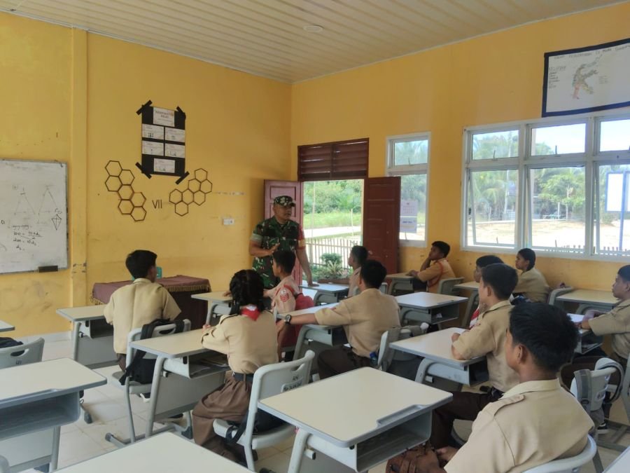 Koptu Samosir Berikan Penyuluhan Bahaya Narkoba dan Kenakalan Remaja di SMP N 7 Talang Muandau