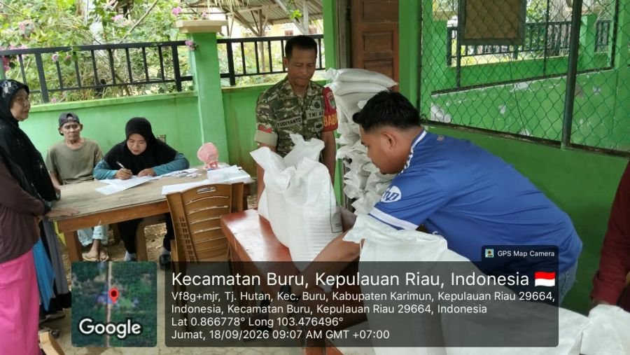 Koptu Yudi Yanto Kawal Penyaluran Beras Bulog untuk 341 Keluarga di Buru
