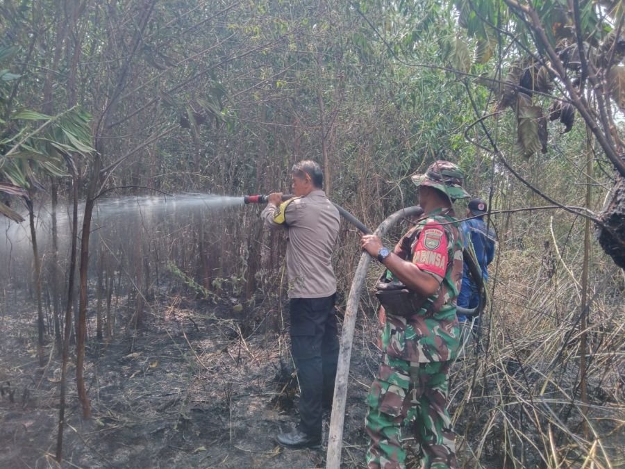 Koramil 01 Rumbai Bersama Tim Gabungan Kendalikan Karhutla di Lahan 3 Hektare