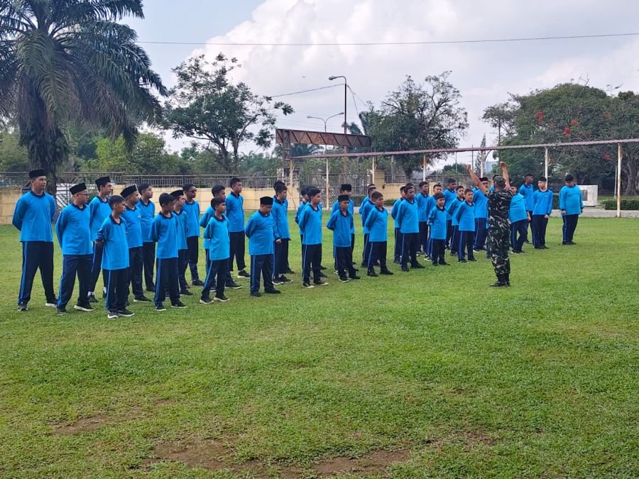 Koramil 01 Rumbai Perkuat Karakter Pelajar Melalui Pelatihan PBB di MTs Al Ittihad