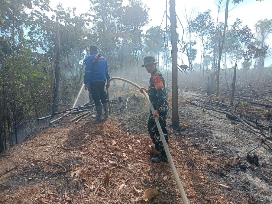 Koramil 01 Rumbai Terjun Langsung Bantu Pemadaman Karhutla di Jalan Gurindam