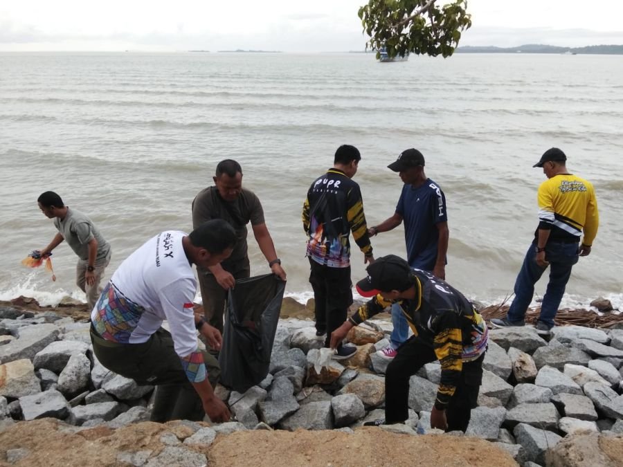 Koramil 01/Balai Bersihkan Coastal Area, Dorong Karimun Lebih Asri