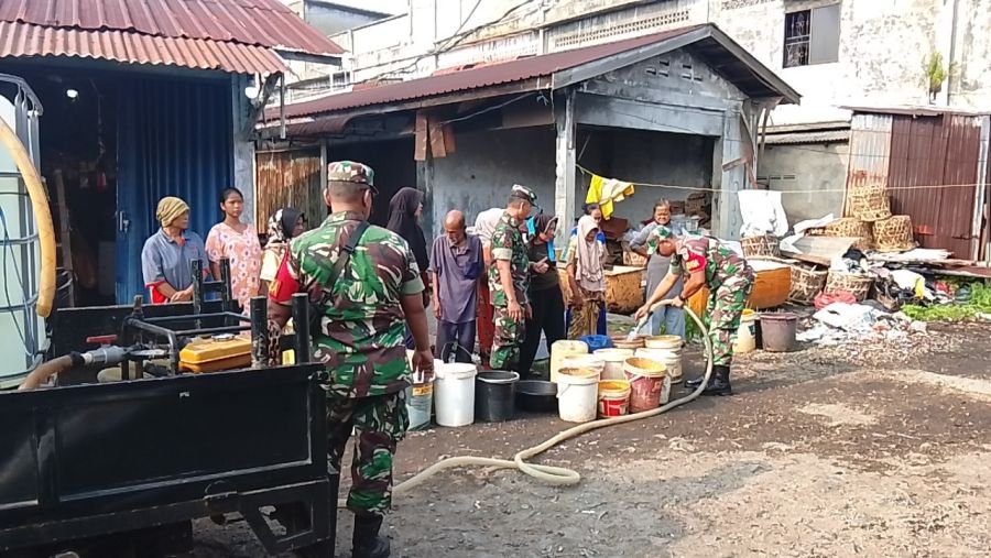Koramil 01/Balai Salurkan Air Bersih untuk Warga Sungai Lakam Barat