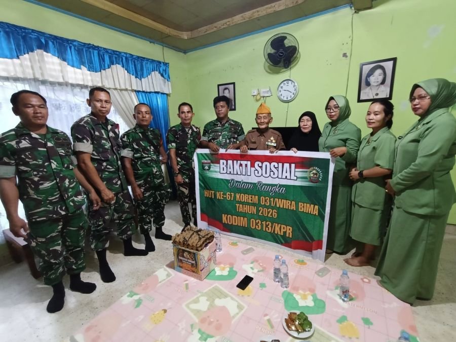 Koramil 01/Bangkinang Kodim 0313/KPR Sambangi Rumah Veteran di Salo untuk Baksos dalam rangka HUT Ko