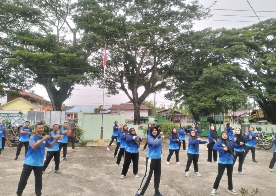 Koramil 01/Bangko Gelar Apel Pagi dan Olahraga Senam Ca-Ca-Ca Bersama Persit KCK