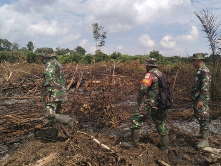 Koramil 01/Bangko Patroli ke Sungai Bakau Sinaboi, Pastikan Bebas Titik Api
