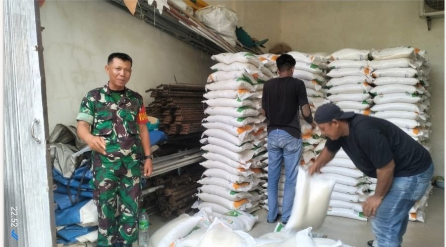 KORAMIL 01/KOTA — BABINSA KELURAHAN MELAYU KOTA PIRING PANTAU DAN BANTU PEMBAGIAN BERAS WARGA