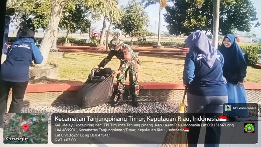 Koramil 01/Kota,Babinsa Kelurahan Melayu Kota Piring Ikuti Gotong Royong Bersama Warga di Jalan Sing