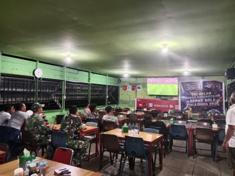 Koramil 01/Rengat dan Warga Nobar Piala Dunia 2026 Dini Hari