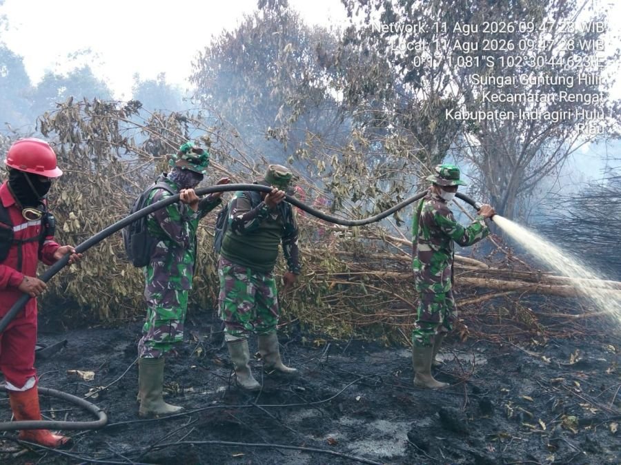 Koramil 01/Rengat Kodim 0302/InhuTerjun Langsung Pemadaman Karhutla Di Desa Sungai Guntung Hilir