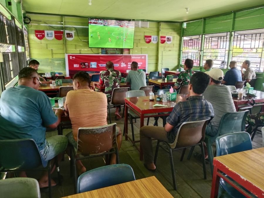 Koramil 01/Rengat, Melaksanakan Nobar Piala Dunia 2026 di Sebuah Cafe Milik Warga