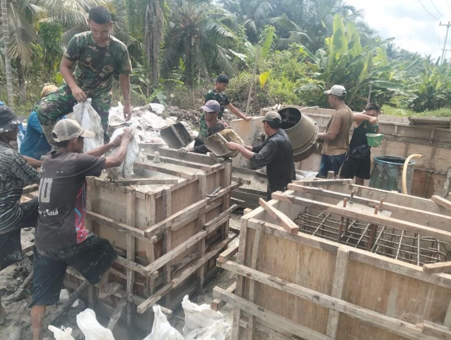 Koramil 01/Tembilahan Bersama Warga Lanjutkan Pembangunan Jembatan Garuda