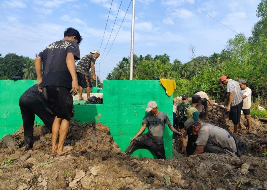 Koramil 01/Tembilahan Bersama Warga Kebut Pembangunan Jembatan Garuda
