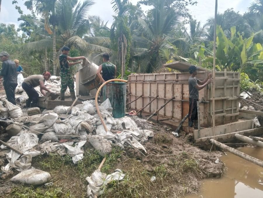 Koramil 01/Tembilahan dan Masyarakat Satukan Tenaga Bangun Jembatan Garuda
