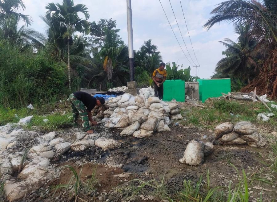 Koramil 01/Tembilahan Dan Warga Rapikan Material Demi Kelancaran Pembangunan Jembatan